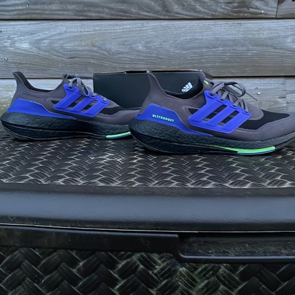 Like new Adidas UltraBoost 21 Running Shoe - Picture 4 of 11